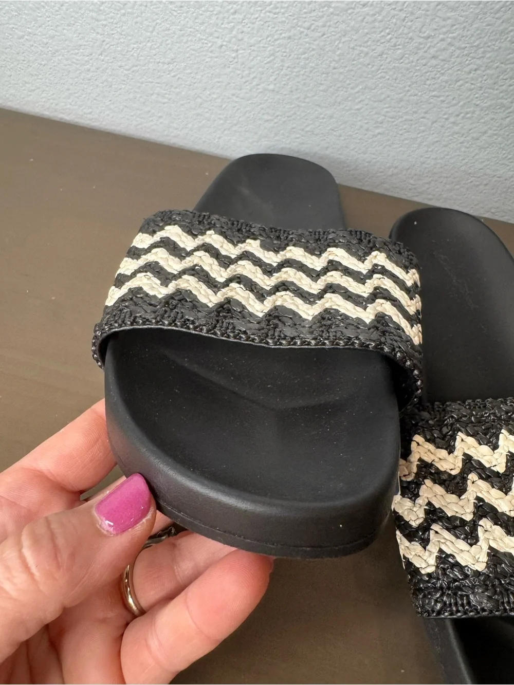 NWT 6.5 women’s  Universal Thread Black and Cream Zigzag Slide Sandals